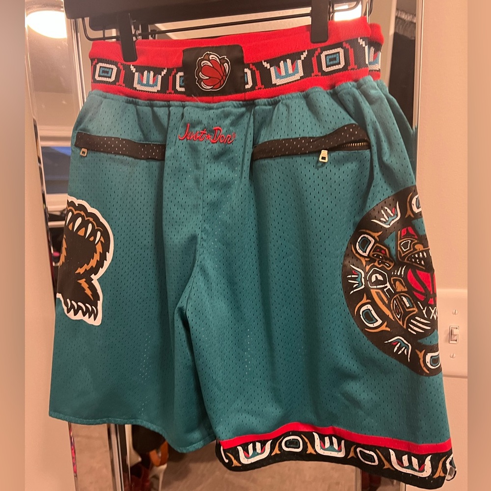 Just Don vintage Vancouver grizzlies shorts - Picture 2 of 4